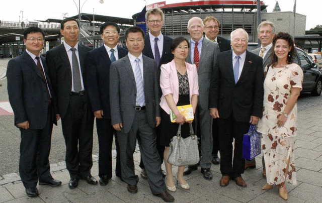 Die deutschen Gastgeber um den Prside...e chinesische Delegation in Freiburg.   | Foto: Michael Saurer