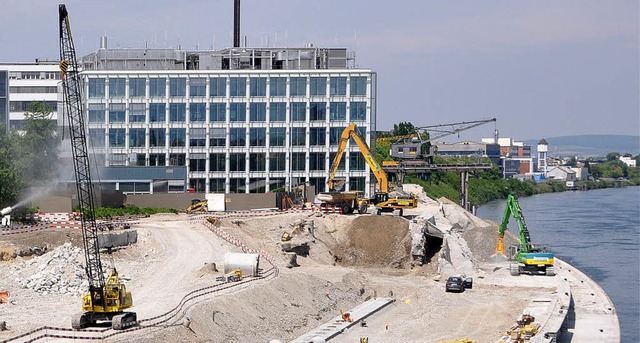 Das linke Rheinufer, hier beim abgeris...bis nach Hningen (rechts)  erhalten.   | Foto: archivfoto: Gramespacher