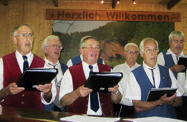 Snger der Chorgemeinschaft Schnau-Ai...raten beim Ehrsberger Sommerfest auf.   | Foto: Gerhard Wiezel