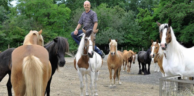 Pferdetrainer Thomas Mller mit seinen...befohlenen auf der heimatlichen Ranch.  | Foto: Rita Eggstein