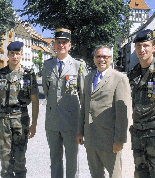 Stabwechsel (von links): Hauptmann Pie...iel Barluet (bisheriger Kompaniechef.   | Foto: Maier