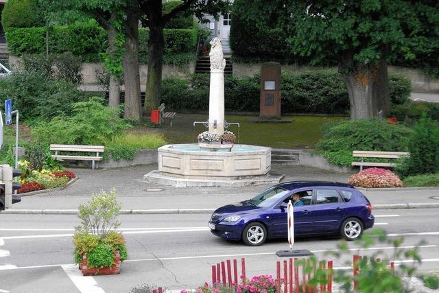 Der Brunnen steht dem Kreisel im Weg