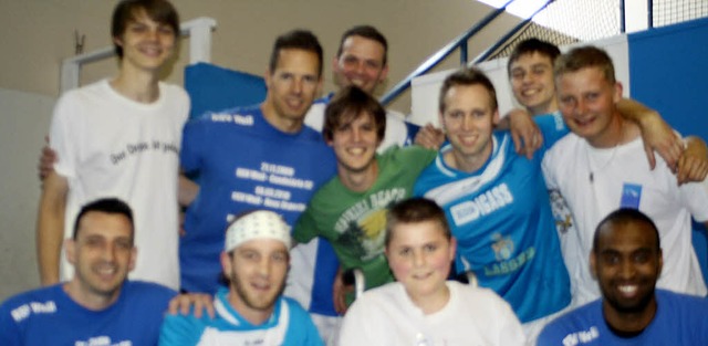 Lucas Reichenbach (vorn Dritter von links) im Kreis der Rollhockeyspieler.  | Foto: Privat