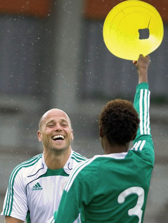 Fröhliches Miteinander: Die Nigerianer...zeigt Thomas Obliers im Training Gelb.  | Foto: dpa