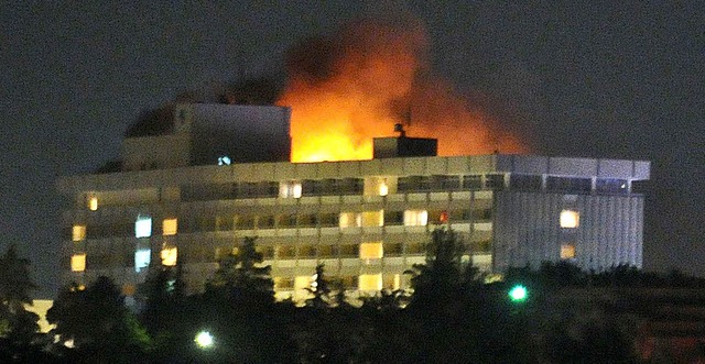 Das Hotel Intercontinental in Flammen  | Foto: afp