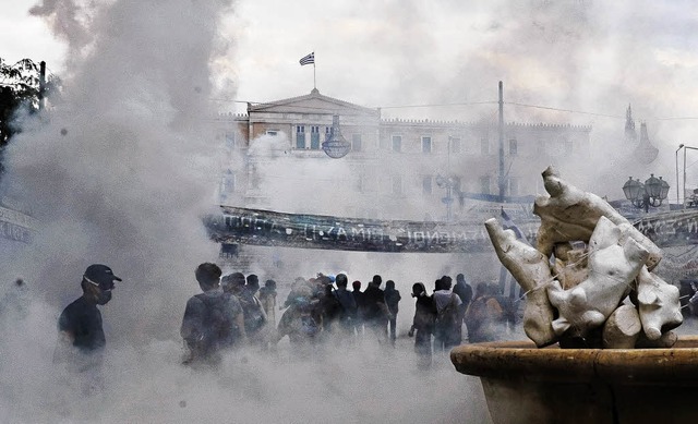 Schwaden von Trnengas und Rauchbomben...ttwoch vor dem griechischen Parlament   | Foto: AFP