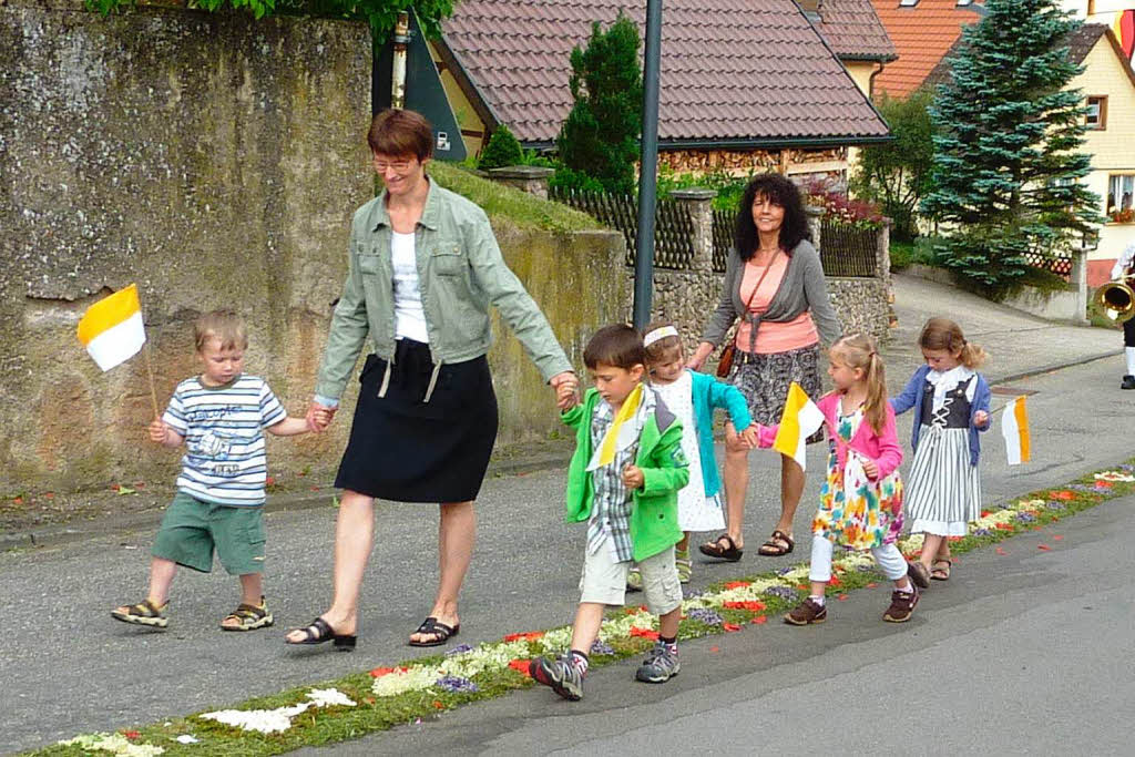Die Kindergartenkinder aus Bachheim mit Erzieherin Sabine Fischer (links) und Ulrika Kaiser
