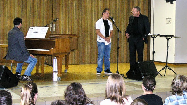 Pop und Poesie in Herbolzheim: Patrice...Holzmann gibt Tipps zur Bhnenprsenz.  | Foto: Ute Schler