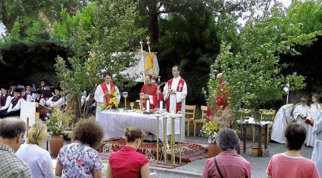 Festmesse im Freien: Die vielen Glubi... in der Kirche niemals Platz gefunden.  | Foto: Karla Scherer