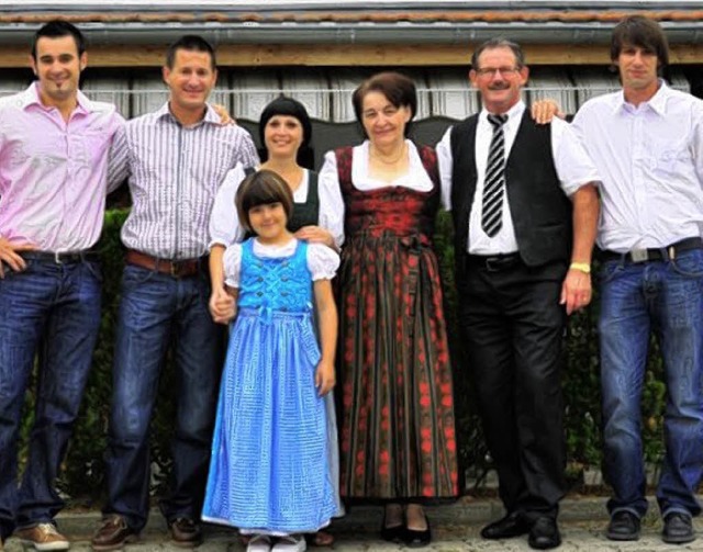 Familienbetrieb Tonis Tenne: die Shne...n sowie Sohn Jrg Martin (von links).   | Foto: Reinhard Meyer