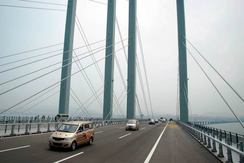 Die Qingdao Bay Bridge ist mit 42 Kilometern die lngste Meeresbrcke der Welt.