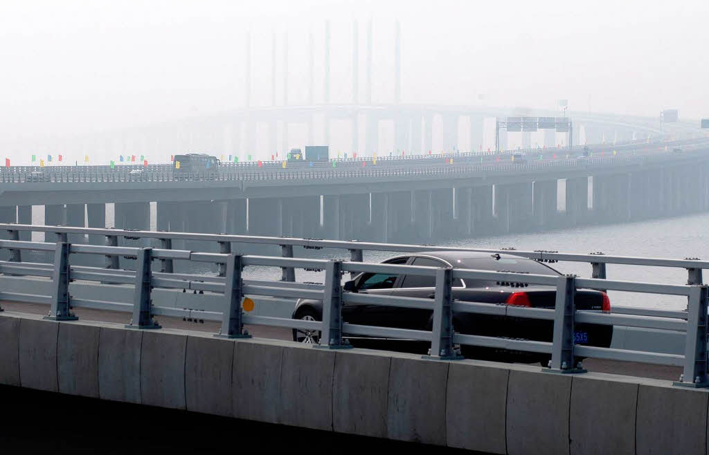 Die ersten Fahrzeuge berqueren am Donnerstag die neue Brcke ber die Bucht.