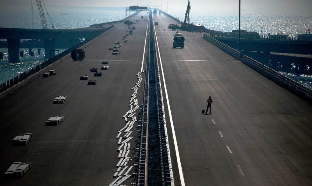 Nach mehr als vier Jahren Bauzeit hat die Qingdao-Bay-Bridge am Donnerstag erffnet.