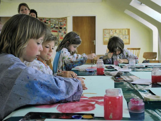 Volle Konzentration: Die Kinder der Seepferdchengruppe beim Malen.   | Foto: Axel Drber