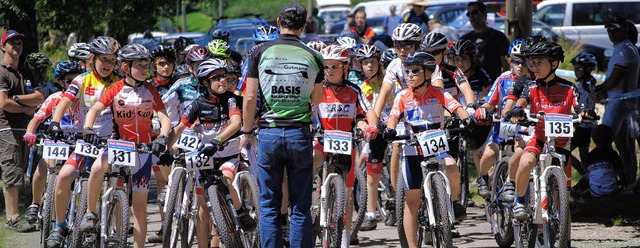 Gleich geht&#8217;s los: Die jungen Radrennfahrer kurz vor dem Start.   | Foto: Schmutz-Heuberger