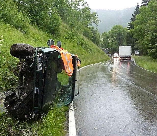 Nur noch Schrott: Der Fahrer des Unfallfahrzeugs  hatte noch Glck im Unglck.   | Foto: Polizei