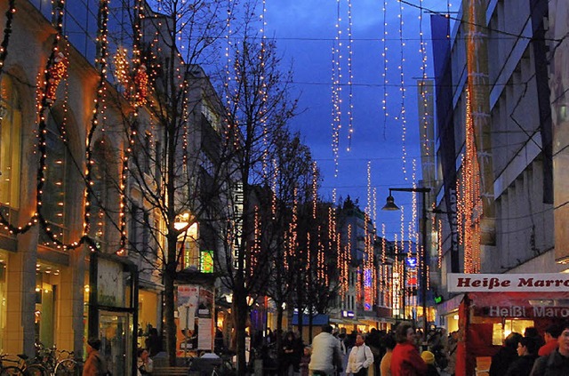 Die Lrracher Innenstadt mit Weihnachtsbeleuchtung   | Foto: Ruda