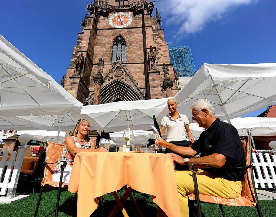 Unterm Münsterturm findet derzeit das Freiburger Weinfest statt.  | Foto: Ingo Schneider