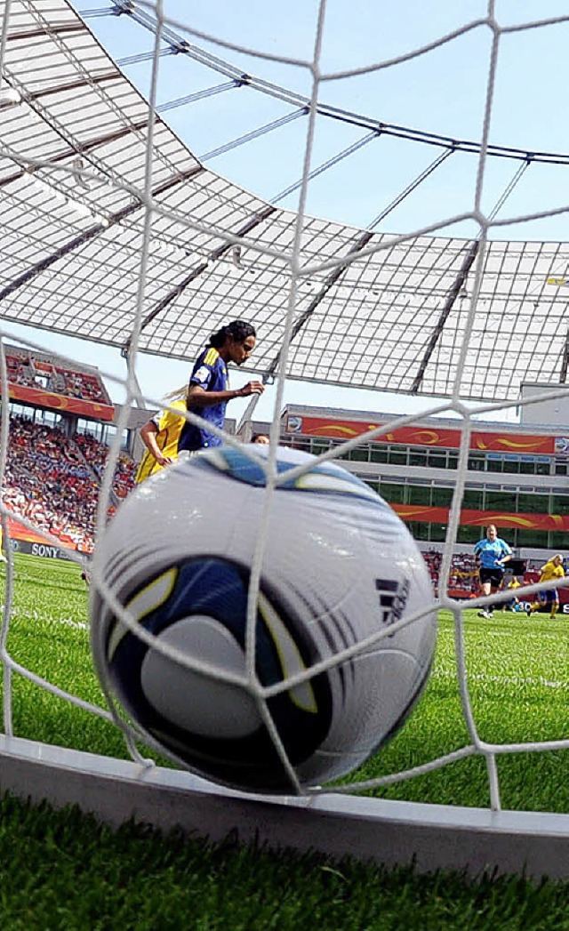 Der Ball ist drin: Aber auch Schweden hatte beim 1:0-Sieg gegen Kolumbien Mhe.   | Foto: dpa