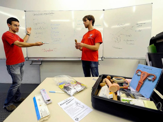 Aufklrung im Klassenzimmer: die Studenten Marco Spehl (links) und Sebastian Kc  | Foto: Ingo Schneider