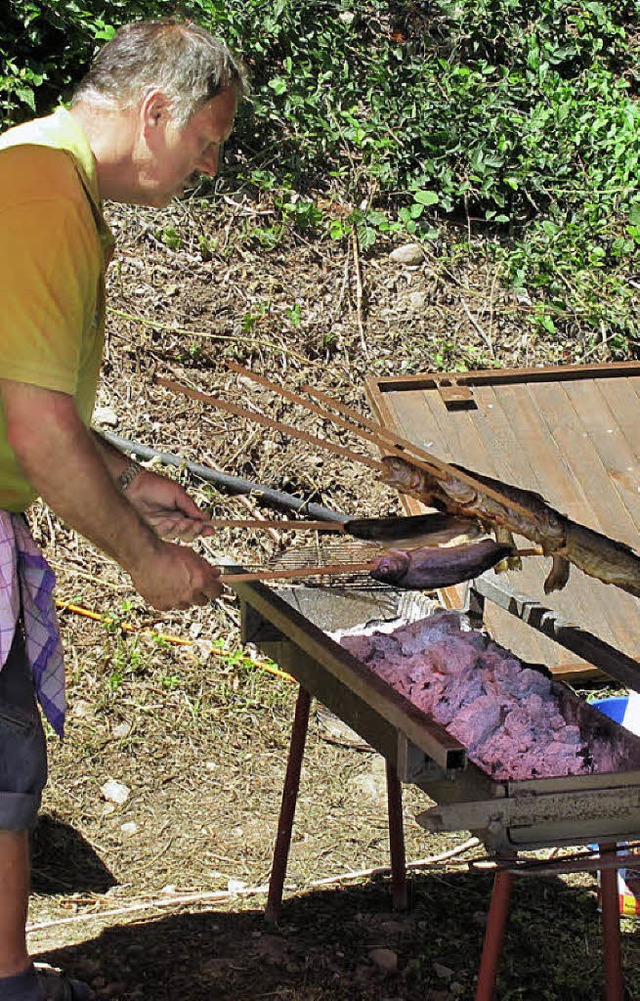 Bei der Feier zum 40.  Jubilum des An...rd Stockfisch fr die Gste gegrillt.   | Foto: Helmut Hringer