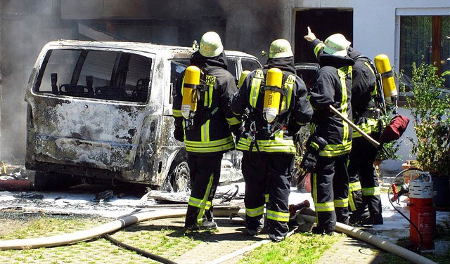 Fr die Feuerwehr wurde der Autobrand zum Groeinsatz.  | Foto: BZ