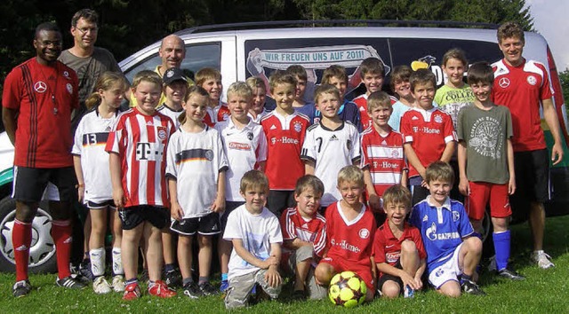 Die E- und F- Jugend des TuS Rtenbach... Trainern wurde vom DFB-Team besucht.   | Foto: Liane Schilling