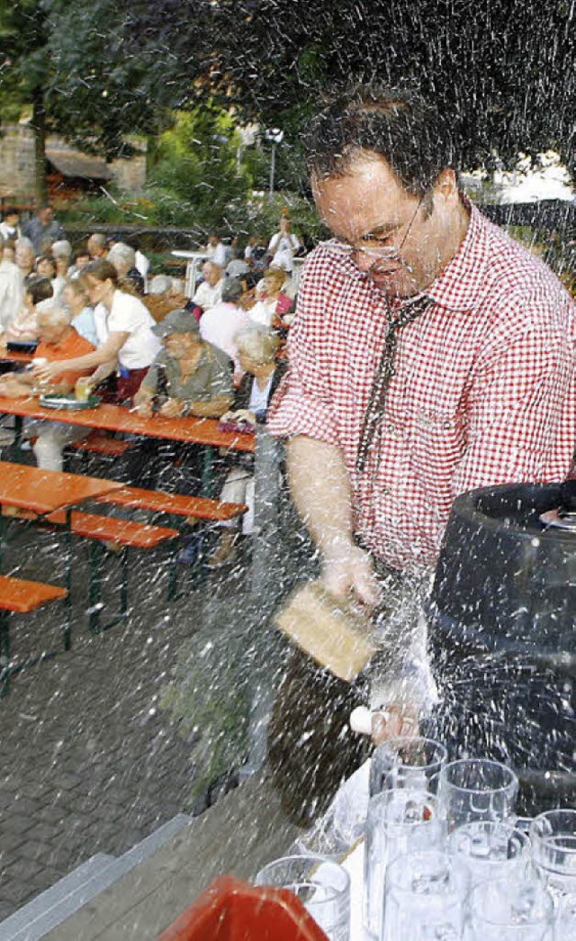 Manchmal ist der Fassanstich eine feuchte Angelegenheit.  | Foto: fssel