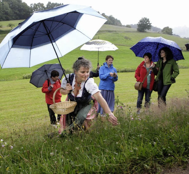 Monika Heizmann und die Teilnehmer an ...ieen sich vom Regen nicht schrecken.   | Foto: christoph breithaupt