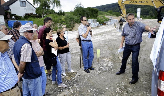 Michael Kleinthom (rechts)  erlutert die Arbeiten im Baugebiet Hosenmatten.   | Foto: christoph breithaupt