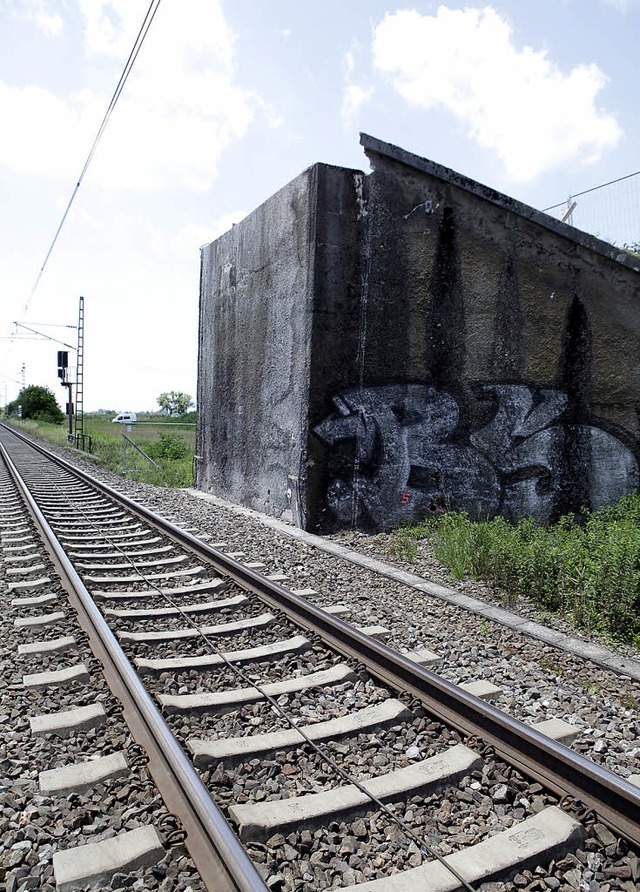 Sieht etwas altersschwach aus, ist abe...s der zwei Widerlager der Bahnbrcke.   | Foto: Christoph Breithaupt