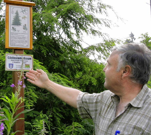 Frster Hartmuth Frank zeigt ein neues Schild.   | Foto: Chris Seifried