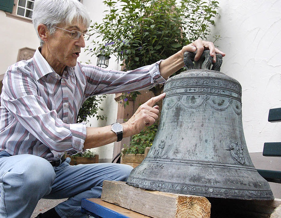 Benno Westermann liest die Inschriften der Glocke von 1652.  | Foto: Ralf H. Dorweiler