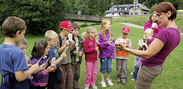 Ziemlich spannend fanden die Kinder am... die gemeinsame Tour durch die Natur.   | Foto: Hans Dieter Folles