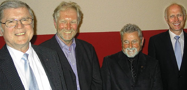 Manfred Kbler (dritter von rechts) sc...er wurden im Aufsichtsrat besttigt.    | Foto: Stefan Sahli