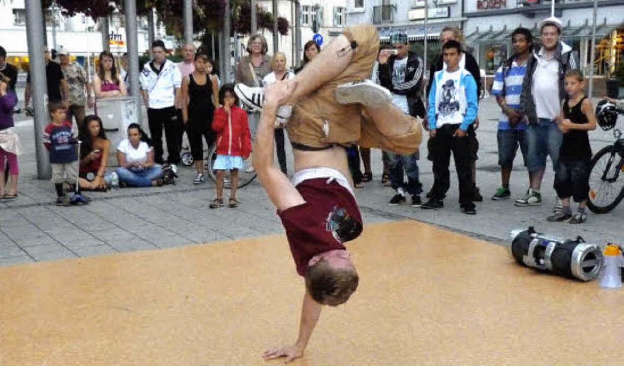Die Breakdancer der Body Language Crew... das Publikum auf dem Oberrheinplatz.   | Foto: Hannah Klusmann