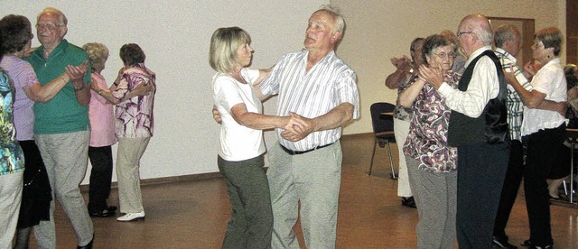 Es darf getanzt werden: Der Tanz fr Junggebliebene findet beste Resonanz.   | Foto: Meike Vlz