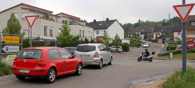 Die Gemeinde hat eine Verkehrsuntersuc...nieren wrde als die heutige Kreuzung.  | Foto: Markus Maier