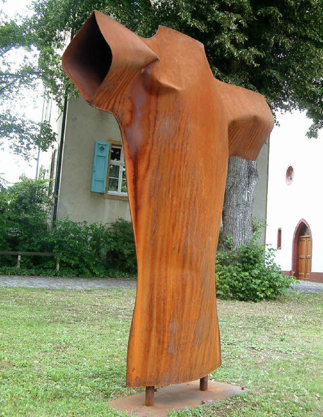 Ein Torso aus Eisen von Rudolf Tschudin vor der Kirche in Riehen  | Foto: Frey