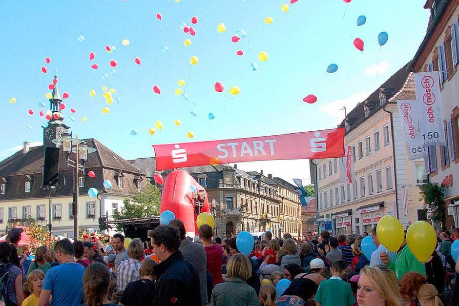 Vor dem Start der 200 Bambini im Alter bis sechs Jahre steigen Luftballons in den Farben der Stadt in den Himmel. (Foto: Marius Alexander)