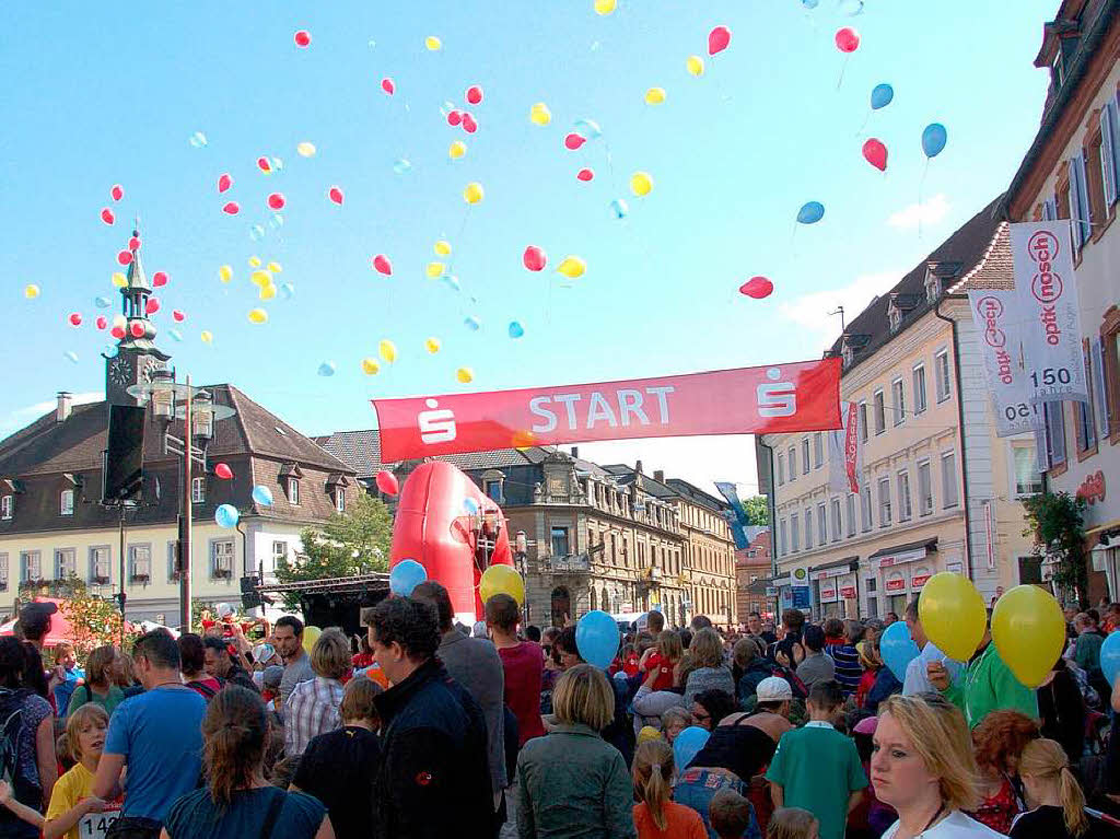 Vor dem Start der 200 Bambini im Alter bis sechs Jahre steigen Luftballons in den Farben der Stadt in den Himmel.
