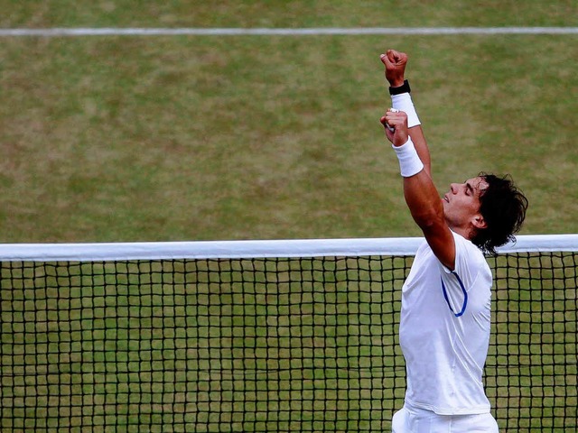 Rafael Nadal jubelt ber den Einzug ins Finale von Wimbledon.  | Foto: dpa