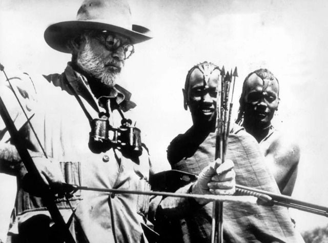 Der Abenteurer: Ernest Hemingway  1953 in Uganda mit  Massai-Kriegern.  | Foto: Verwendung weltweit, usage worldwide