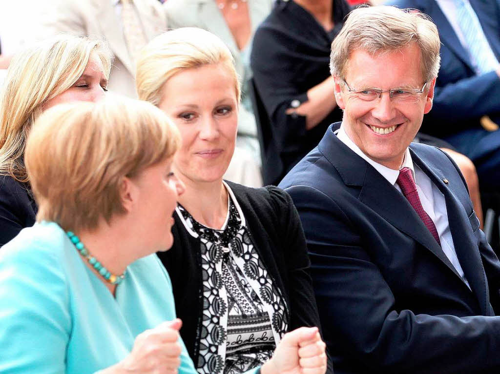 „Die Wulffs“ im Gesprch mit Bundeskanzlerin Angela Merkel (l.).