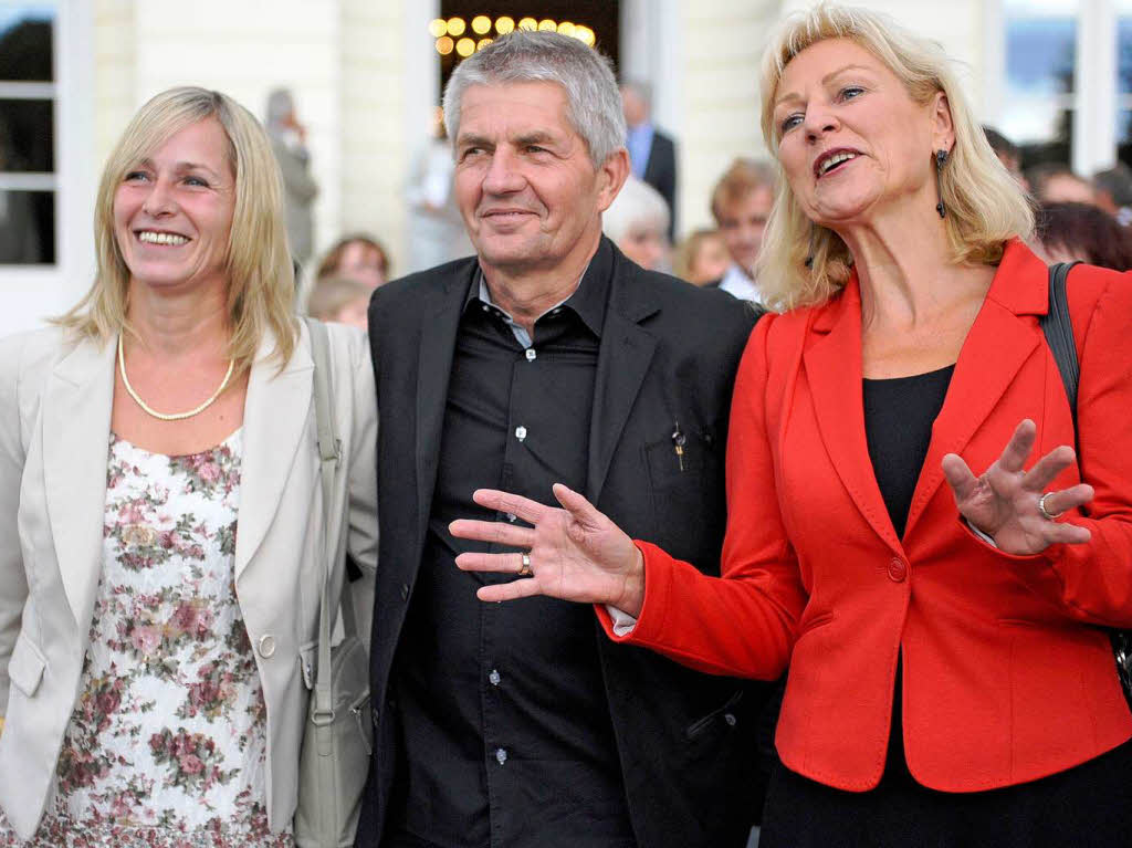Roland Jahn (Leiter der Stasi-Unterlagenbehrde) posiert mit Gattin Annett (l.) und der Bundestagsabgeordnete Dagmar Enkelmann (Linke) fr die Presse.
