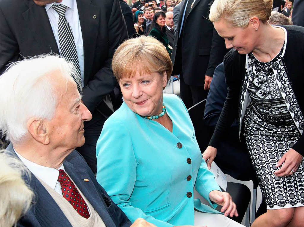 Whrend Frau Wulff Platz nimmt, plaudert Bundeskanzlerin Merkel mit Altbundesprsident Richard von Weizscker (l.).