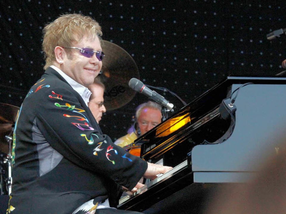 Gute Laune beim Weltstar: Elton John l...ern in Freiburg eine perfekte Show ab.  | Foto: Wolfgang Grabherr
