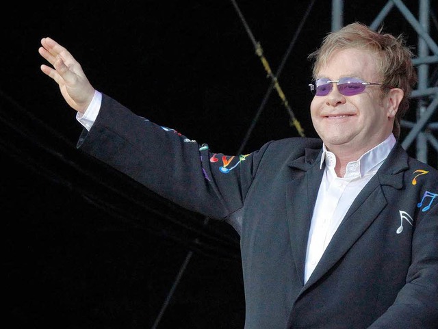 Der englische Fuballfan gab sich bei ...r Joachim Lw zu erkennen: Elton John.  | Foto: Wolfgang Grabherr