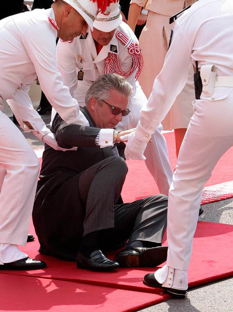 Einer fiel dann doch aus der Rolle: Prinz Laurent von Belgien  landete  kurz auf dem Hosenboden.