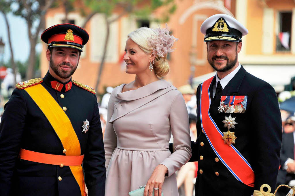 Der norwegische Thronfolger Haakon (r.) und seine Ehefrau Mette-Marit  gemeinsam mit Erbgroherzog Guillaume von Luxemburg.